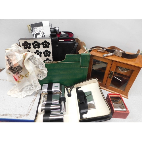 116 - Tray of vintage collectables