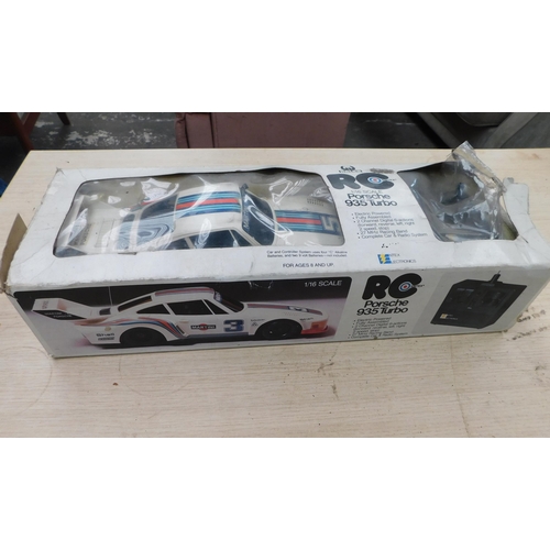 76 - Porsche 935 radio control car - unchecked