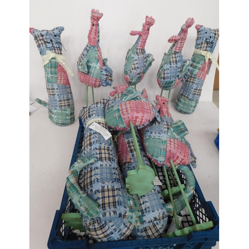 77 - Decorative items - incl. roosters