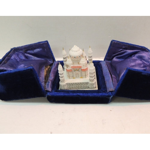475 - Miniature replica of Taj Mahal in presentation box
