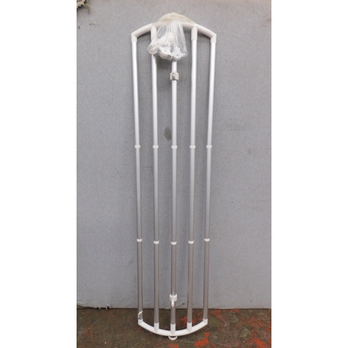 21 - Clothes drying creel...