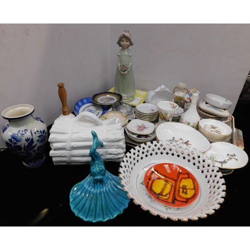 346 - Assorted ceramics - incl. Poole, Delft, Coalport, Wedgwood and Crown
