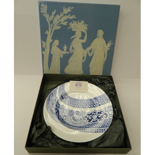 461 - Boxed Wedgwood plate - Robert Dawson no.3 Border