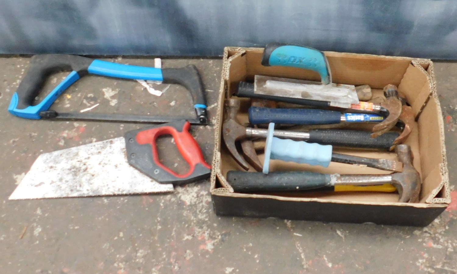 Box incl. 7x hammers, chisel and two saws