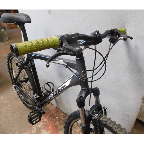 25 - Giant mountain bike, front suspension, fully serviced, 24 gears