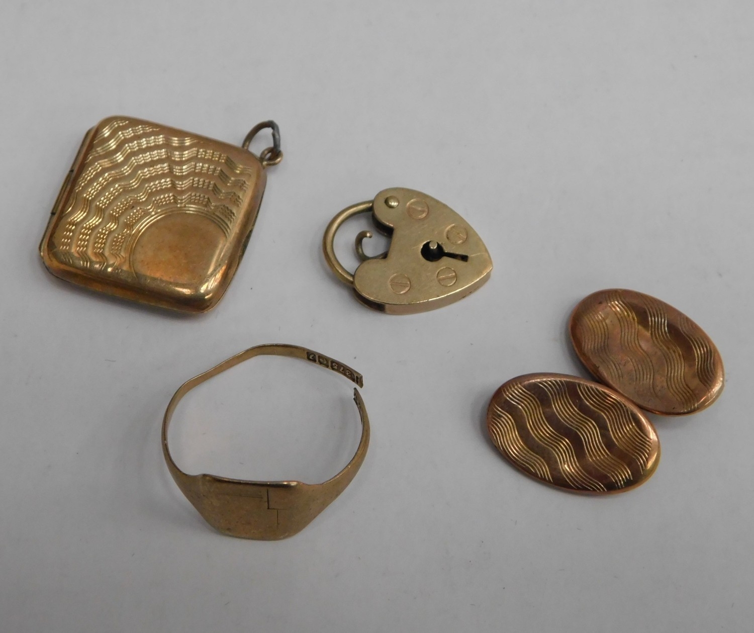 9ct Scrap gold and antique 9ct front and back locket - min. 6g