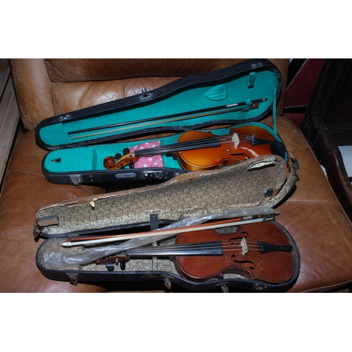 161 - Two cased violins with bows (one 3/4 size).
Condition - 3/4 violin in fairly poor condition.