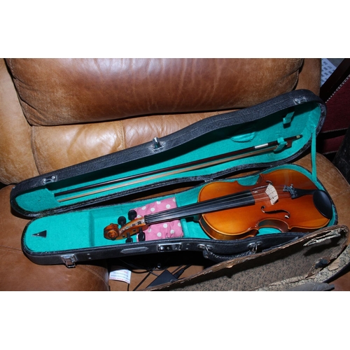 161 - Two cased violins with bows (one 3/4 size).
Condition - 3/4 violin in fairly poor condition.