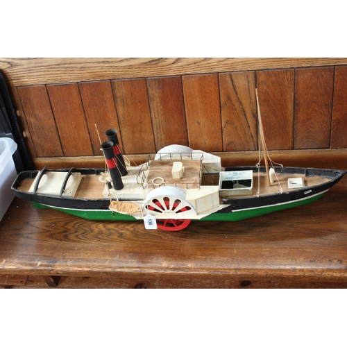 136 - Pond yacht, 93cm length.