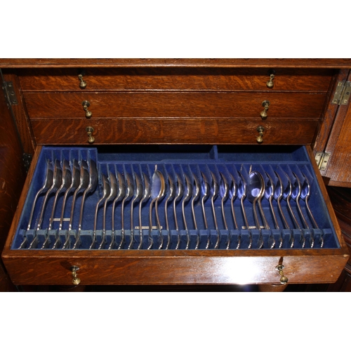 120 - Oak canteen cabinet of cutlery, 113cm high.