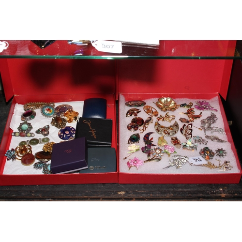 312 - Costume jewellery comprising approximately 140 colourful brooches.