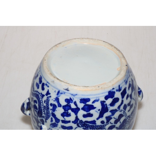 161 - Chinese blue and white lidded pot with side lug handles, 18.5cm high.