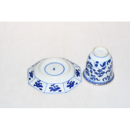 162 - Chinese blue and white octagonal saucer, 13cm, together with a beaker (2).