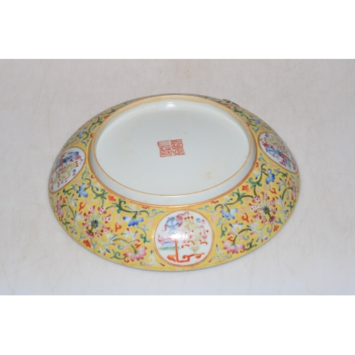 182 - Famille Rose decorated Chinese circular plate, 21.5cm diameter.