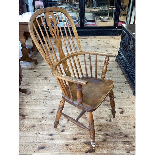 464 - 19th Century splat back Windsor elbow chair.