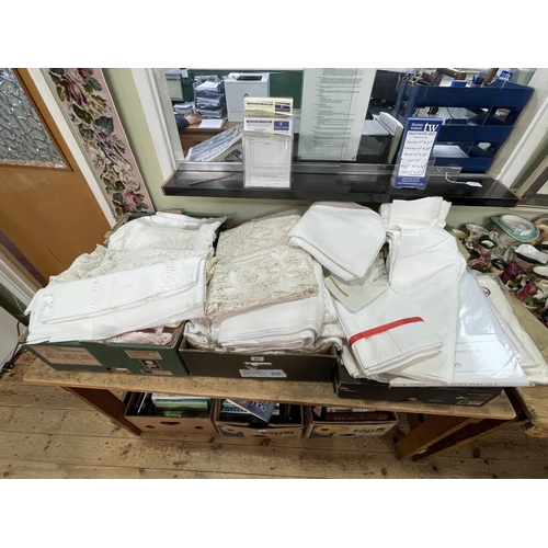 51 - Good and large collection of linens including unused Irish linen bedding, Woods of Harrogate, Percal... 