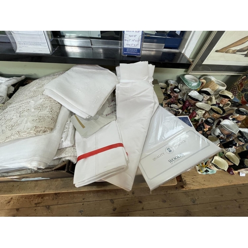 51 - Good and large collection of linens including unused Irish linen bedding, Woods of Harrogate, Percal... 