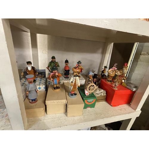 78 - Good collection of vintage German novelty wooden figures by Erzebirge and others, mostly with boxes ... 