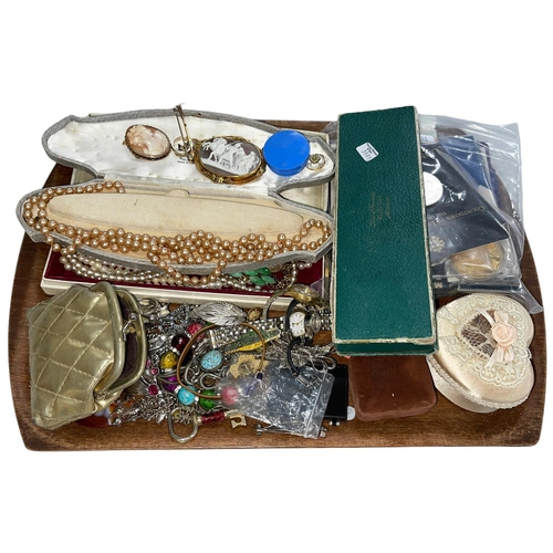 21 - Tray lot with jewellery including Victorian oval chariot cameo brooch.