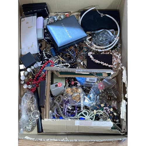 30 - Box of costume jewellery.