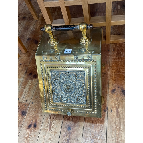123 - Ornate brass coal scuttle with handle and shovel, 42cm high.