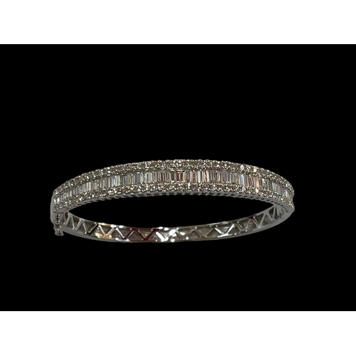 195 - Stunning diamond set 18 carat white gold bracelet, the 4.48 carat of diamonds being band of graduate... 