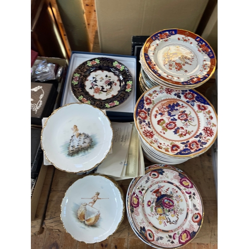 31 - Good assortment of collectors plates including Minton Cupid and Shells, Masons Ironstone, Coalport, ... 