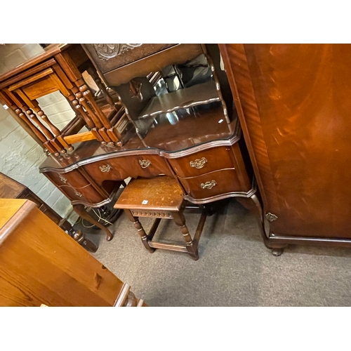 340 - Mahogany double door Gents wardrobe and shaped front dressing table on cabriole legs.