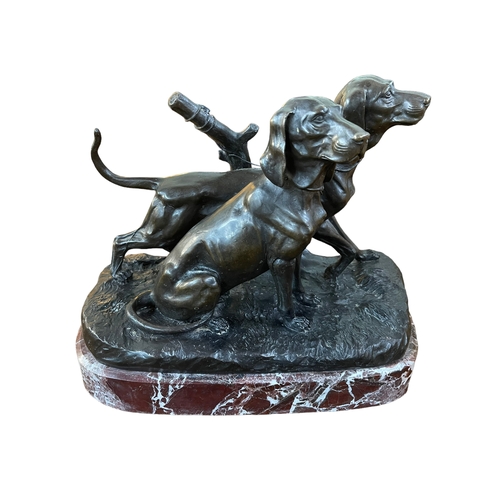 123 - Ornate bronze sculpture of Pointer Dogs on a marble plinth, 28cm high.