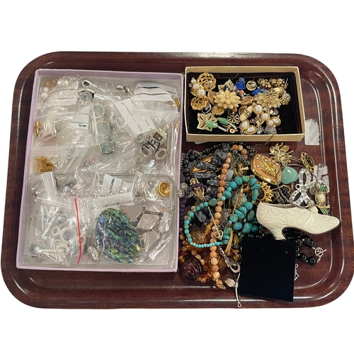 14 - Tray of costume jewellery.