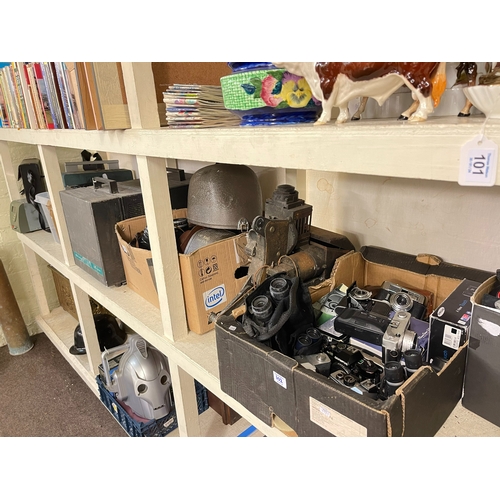 102 - Large collection of cameras and photographic equipment, etc.