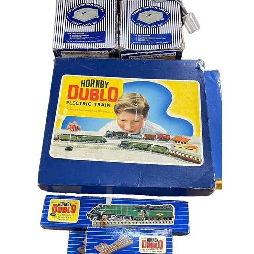 28 - Collection of Hornby Dublo including tank goods train set, Flying Scotsman passenger carriages, Mall... 