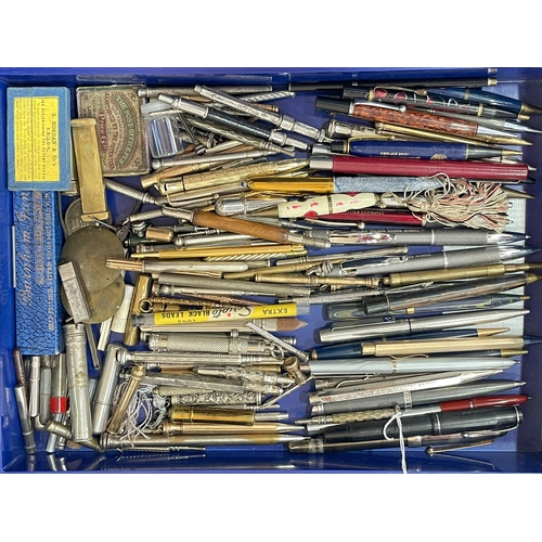 176 - Collection of vintage pens and pencils.