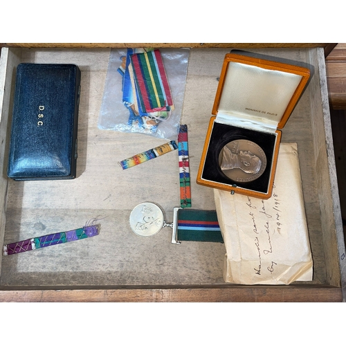 92 - Box of collectables including British Empire Exhibition 1924 interest, I.U.M enamel medal, compasses... 