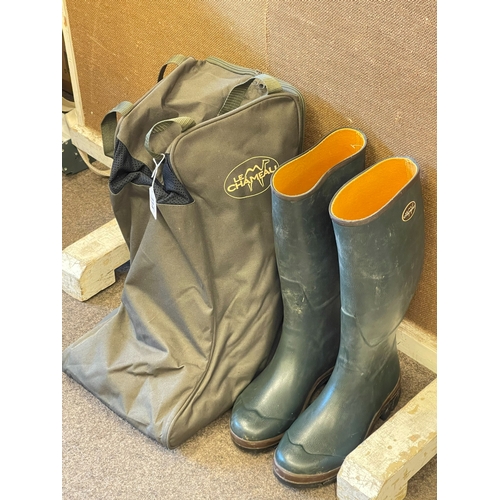114 - Pair of Le Chameau Wellington boots with bag, size UK 7.