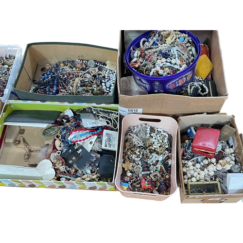 30 - Large collection of costume jewellery.