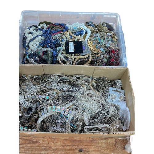 30 - Large collection of costume jewellery.
