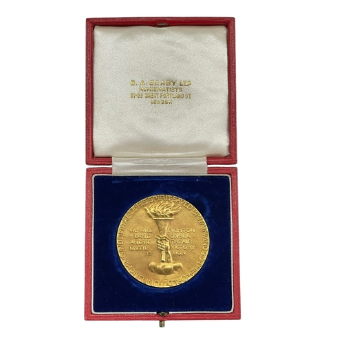 213 - A 1965 Churchill medal in 22 carat gold retailed by B.A. Seaby Ltd, medal depicting Churchill, with ... 