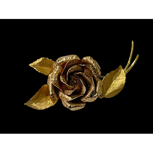 225 - 18 carat yellow gold rose and leaf design brooch.