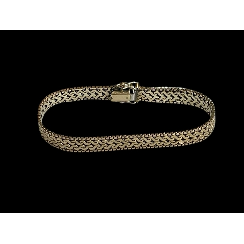 196 - 9 carat gold fancy bracelet, 18cm length.