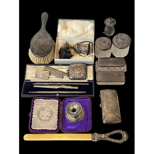 253 - Collection of sixteen small silver items including vesta, card case, boxed pen set, stamp holder, to... 