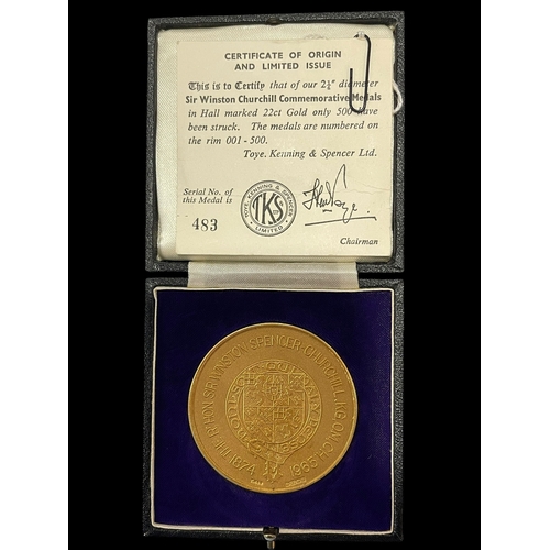 129 - A 1965 Sir Winston Spencer Churchill commemorative medal in 22 carat gold retailed by Toye, Kenning ... 