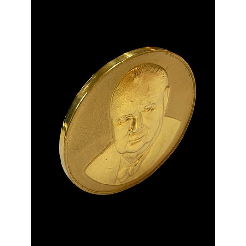 129 - A 1965 Sir Winston Spencer Churchill commemorative medal in 22 carat gold retailed by Toye, Kenning ... 