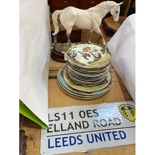 33 - Limited edition Royal Doulton Desert Orchid number 1525/7500, collectors plates, sign, etc.