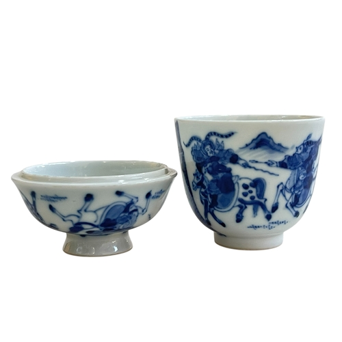 119 - Small Chinese blue and white cup with lid decorated with soldiers on horseback, four character mark ... 