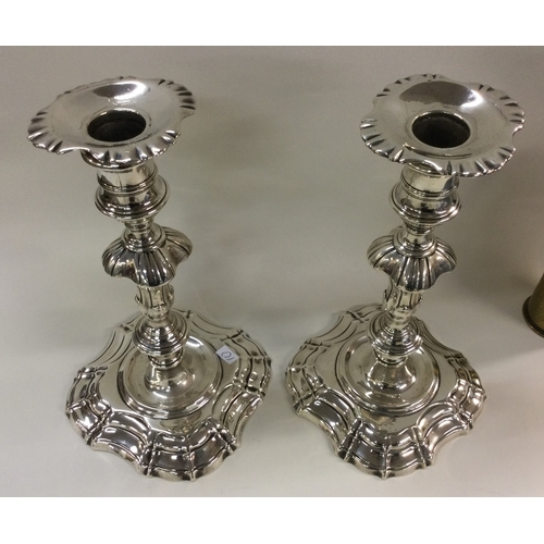 10 - A pair of George II cast silver candlesticks. London 1742. By Thomas Gilpin. Approx. 962 grams. Est.... 