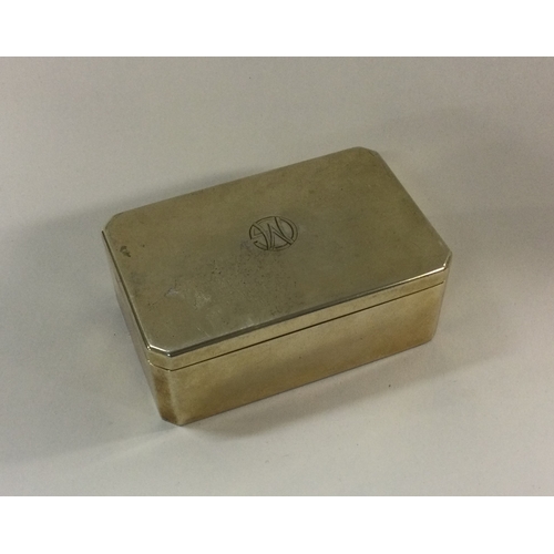 102 - A heavy silver gilt snuff box with lift-off cover. Approx. 125 grams. Est. £80 - £120.