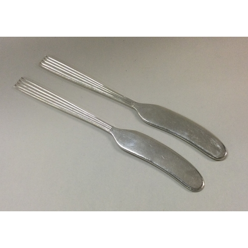 103 - A good pair of Italian silver butter knives. Approx. 60 grams. Est. £60 - £80.