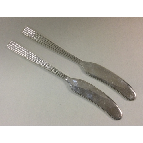 103 - A good pair of Italian silver butter knives. Approx. 60 grams. Est. £60 - £80.