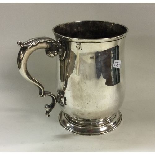 174 - AN early George III silver pint mug. London 1762. By Samuel Whitford. Approx. 304 grams. Est. £300 -... 